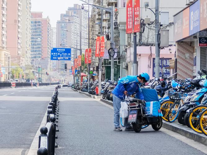 图集千名骑手重返岗位上海街头疫情下的外卖员上海战疫